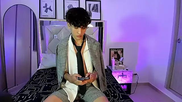 Adriien19 webcams show profile image 