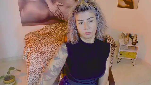 Explore our live girls sluts from our Custom and Multi clubs and checkout exclusive access to highly interactive content, such as shape, hair, titties, pussy type and many more.