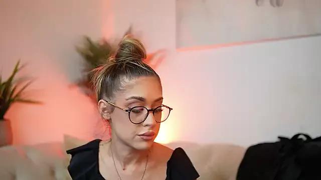 AileenKiss from StripChat is Freechat