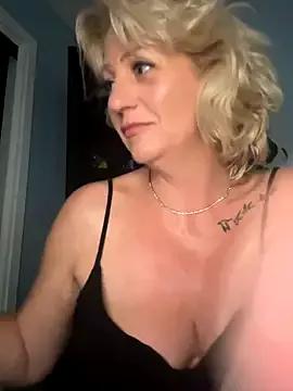 AlessandraBee from StripChat is Freechat