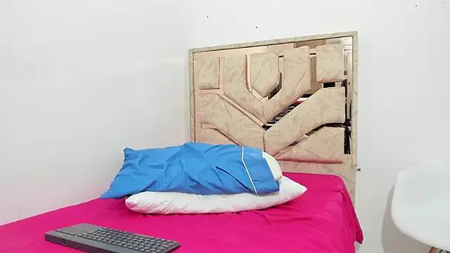 Explore our live girls sluts from our Custom and Multi clubs and checkout exclusive access to highly interactive content, such as shape, hair, titties, pussy type and many more.