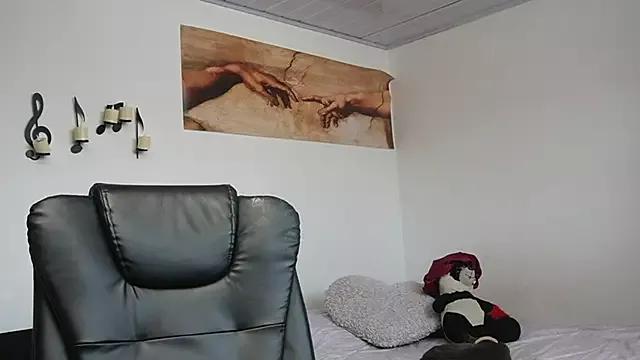 Explore our live girls sluts from our Custom and Multi clubs and checkout exclusive access to highly interactive content, such as shape, hair, titties, pussy type and many more.