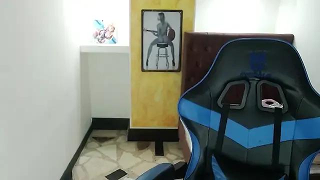 Explore our live girls sluts from our Custom and Multi clubs and checkout exclusive access to highly interactive content, such as shape, hair, titties, pussy type and many more.