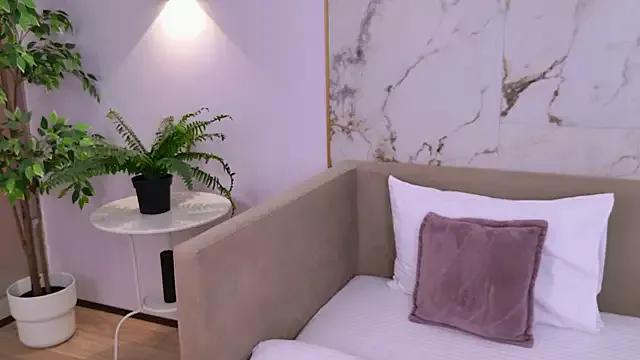 AmadaReine from StripChat