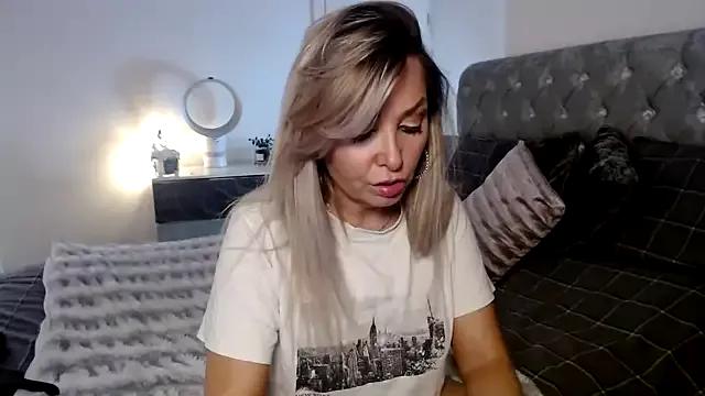 Explore our live girls sluts from our Custom and Multi clubs and checkout exclusive access to highly interactive content, such as shape, hair, titties, pussy type and many more.