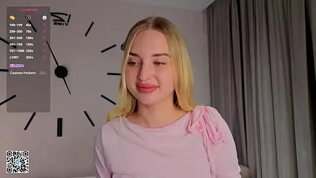 Explore our live girls sluts from our Custom and Multi clubs and checkout exclusive access to highly interactive content, such as shape, hair, titties, pussy type and many more.
