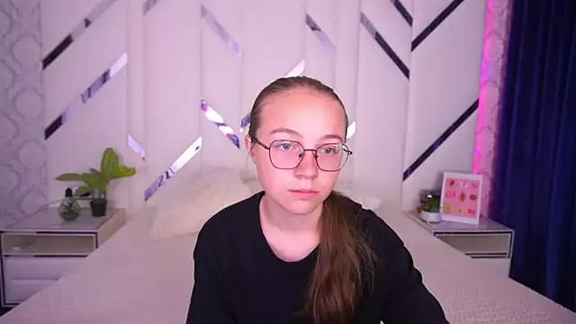ArrinaWairr from StripChat is Freechat