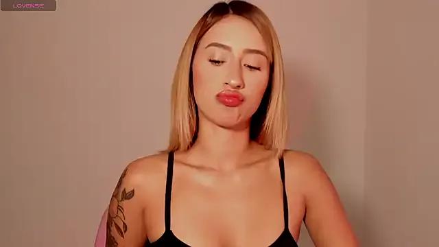 Ashleyroys_111 from StripChat is Freechat