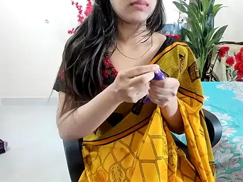 AttractiveQueen2002 from StripChat