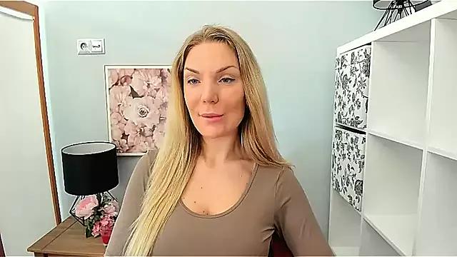 AulloraHoney from StripChat