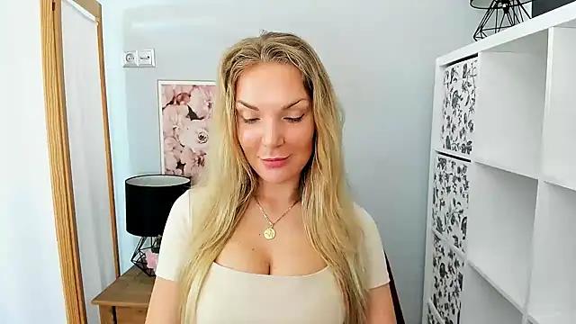 AulloraHoney from StripChat