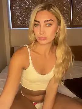 auriangel from StripChat is Freechat