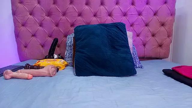 Auroraa_miller from StripChat is Freechat