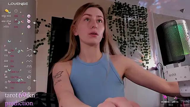 back2emily from StripChat is Freechat