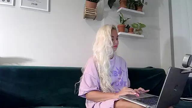 Explore our live girls sluts from our Custom and Multi clubs and checkout exclusive access to highly interactive content, such as shape, hair, titties, pussy type and many more.