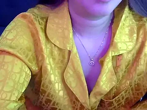 Bee_2k from StripChat