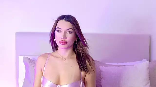 Bella-taylorr from StripChat is Freechat