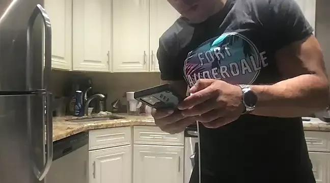 BigGuyMuscle from StripChat