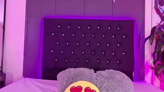 Explore our live girls sluts from our Custom and Multi clubs and checkout exclusive access to highly interactive content, such as shape, hair, titties, pussy type and many more.