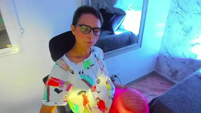 Explore our live girls sluts from our Custom and Multi clubs and checkout exclusive access to highly interactive content, such as shape, hair, titties, pussy type and many more.