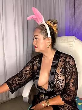 BunnyGlow50 from StripChat