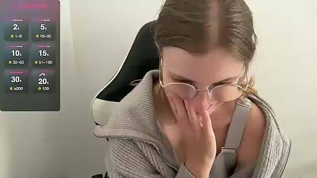 BustyKellyXXX from StripChat is Freechat