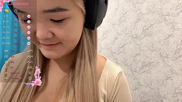 CarolannSide from StripChat is Freechat