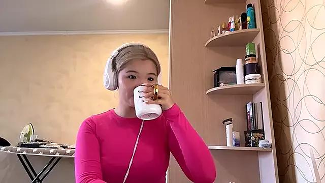 CarolannSide from StripChat is Freechat