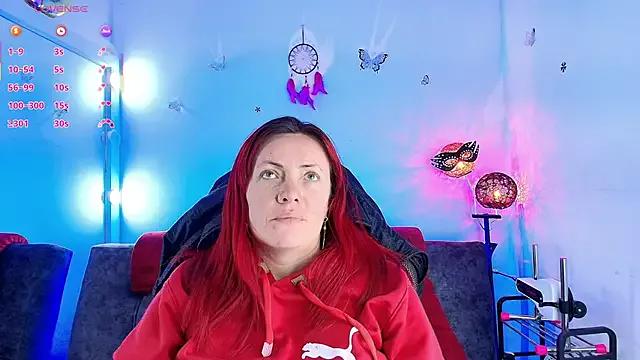 carolinhe_ from StripChat is Freechat