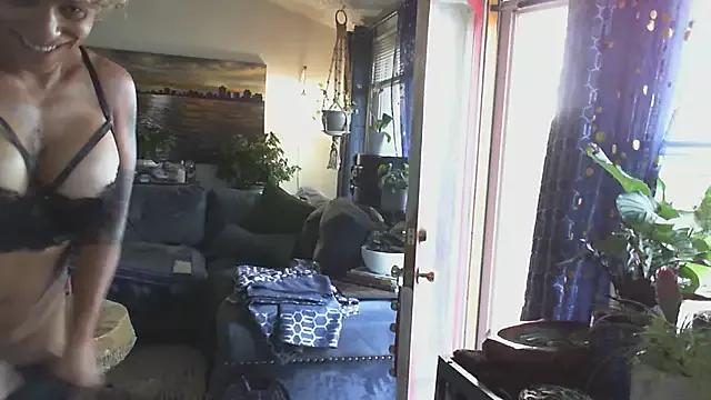 CeceilaMoon from StripChat
