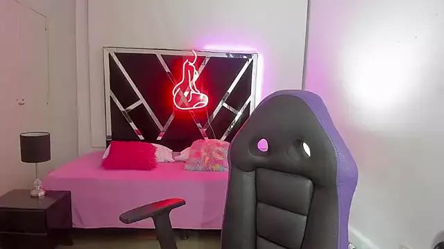 Explore our live girls sluts from our Custom and Multi clubs and checkout exclusive access to highly interactive content, such as shape, hair, titties, pussy type and many more.