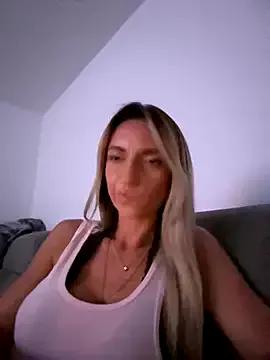 ChasingSunsets-Quinn from StripChat is Freechat