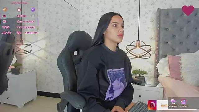Explore our live girls sluts from our Custom and Multi clubs and checkout exclusive access to highly interactive content, such as shape, hair, titties, pussy type and many more.
