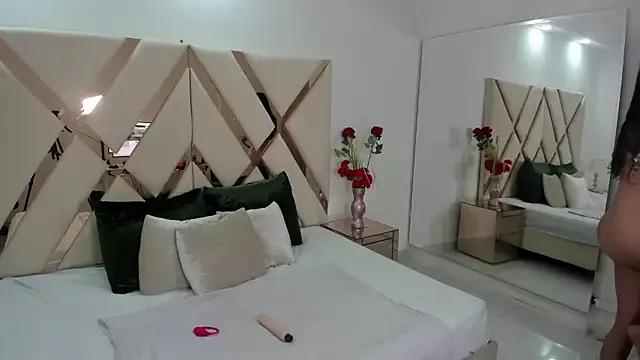 Explore our live girls sluts from our Custom and Multi clubs and checkout exclusive access to highly interactive content, such as shape, hair, titties, pussy type and many more.