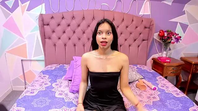 CloeyGraweing from StripChat is Freechat
