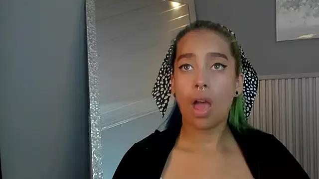 Cristal_r4ven from StripChat is Freechat