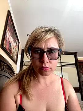 Crystal00Girl from StripChat is Freechat