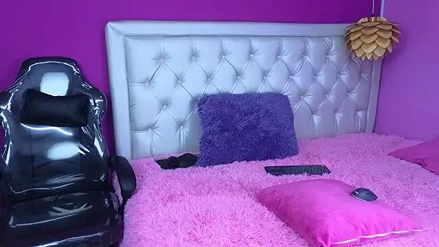 Explore our live girls sluts from our Custom and Multi clubs and checkout exclusive access to highly interactive content, such as shape, hair, titties, pussy type and many more.