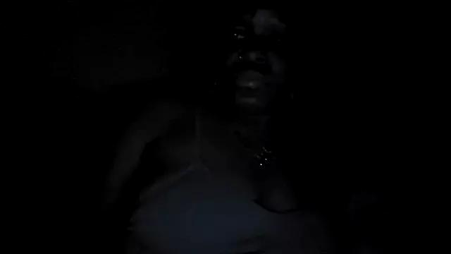 Curvy_AfricanQuinn from StripChat is Freechat