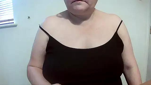 CurvyCrystalRedXX from StripChat is Freechat