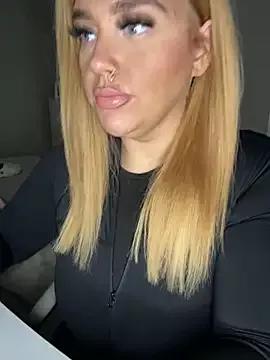 CurvyGirlMyla from StripChat is Freechat