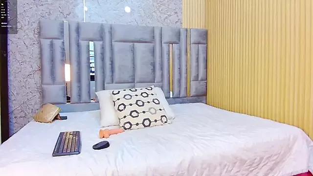 cutepetitee from StripChat is Freechat