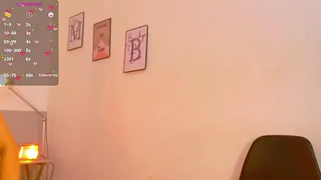 cutepetitee from StripChat is Freechat