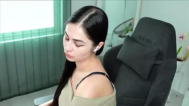 Explore our live girls sluts from our Custom and Multi clubs and checkout exclusive access to highly interactive content, such as shape, hair, titties, pussy type and many more.