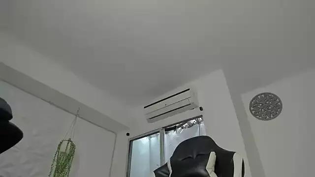 Explore our live girls sluts from our Custom and Multi clubs and checkout exclusive access to highly interactive content, such as shape, hair, titties, pussy type and many more.