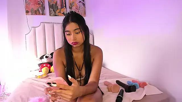 daniela_caste from StripChat is Freechat