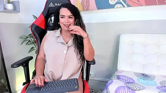 Explore our live girls sluts from our Custom and Multi clubs and checkout exclusive access to highly interactive content, such as shape, hair, titties, pussy type and many more.
