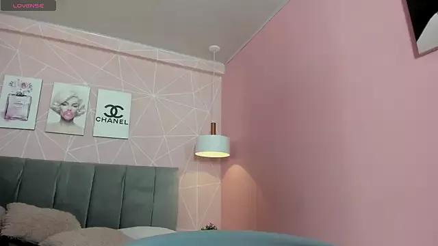 dolly_zoe from StripChat