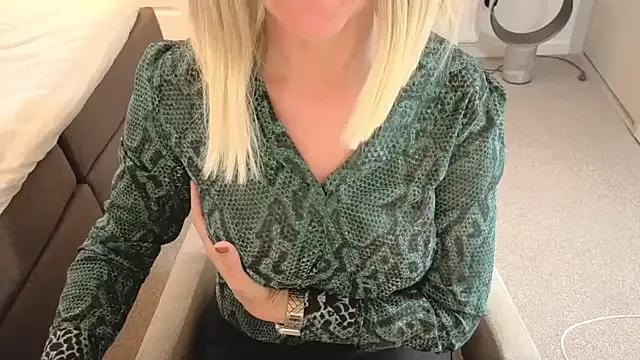 Dutchamber38 from StripChat is Freechat