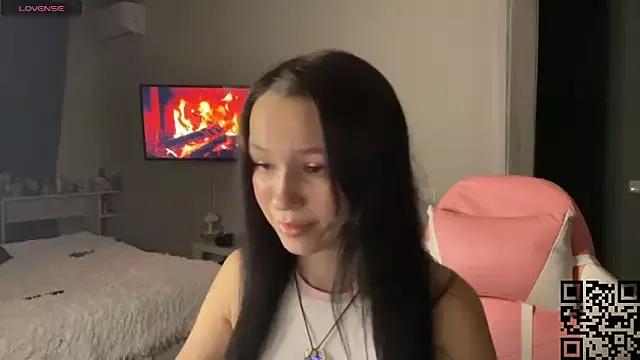 EllaSimonss from StripChat